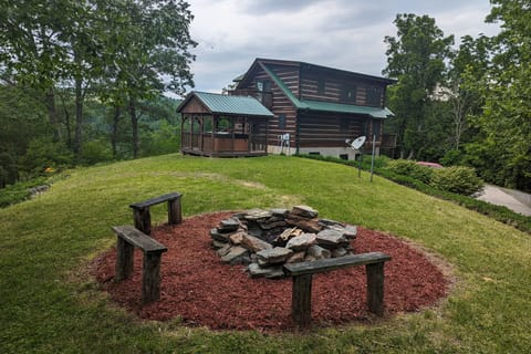 'Doolittle Mountain Cabin' Views, Hot Tub & Deck! House in Buncombe County