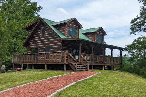 'Doolittle Mountain Cabin' Views, Hot Tub & Deck! House in Buncombe County