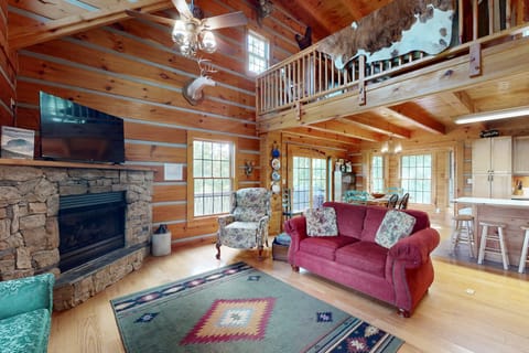 'Doolittle Mountain Cabin' Views, Hot Tub & Deck! House in Buncombe County