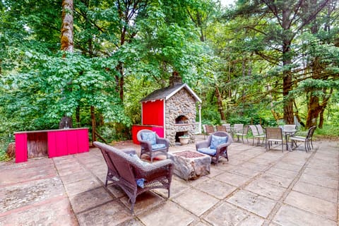 Creekside Seclusion: 'HomeSted Retreat' in Dallas House in Willamette Valley