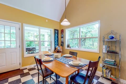 Creekside Seclusion: 'HomeSted Retreat' in Dallas House in Willamette Valley