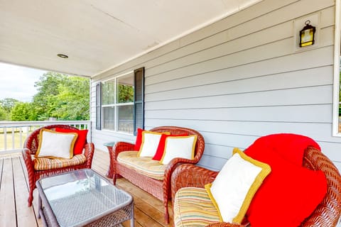 Creekside Seclusion: 'HomeSted Retreat' in Dallas House in Willamette Valley