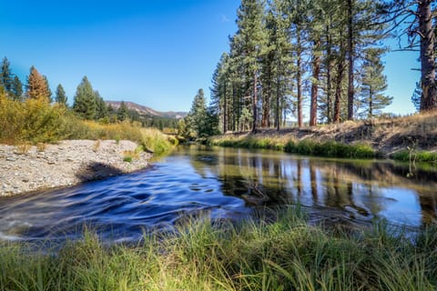 3BR Rustic Riverfront Home w/ Wood Stove House in Graeagle