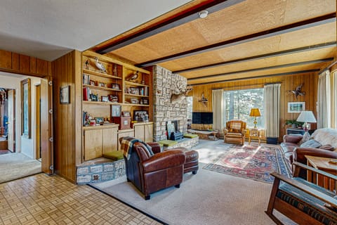 3BR Rustic Riverfront Home w/ Wood Stove House in Graeagle