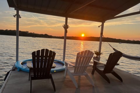 Open Water Sunset Kingsland Lakehouse w/ Boat Slip House in Rio Grande