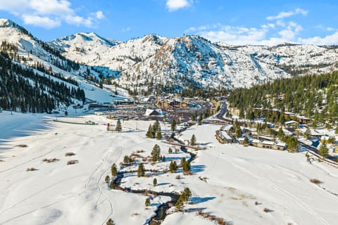 1BR Corner King Suite w/ Pool, Hot Tub & Golf Apartment in Palisades Tahoe (Olympic Valley)