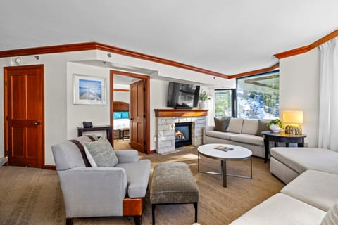 1BR Corner King Suite w/ Pool, Hot Tub & Golf Apartment in Palisades Tahoe (Olympic Valley)