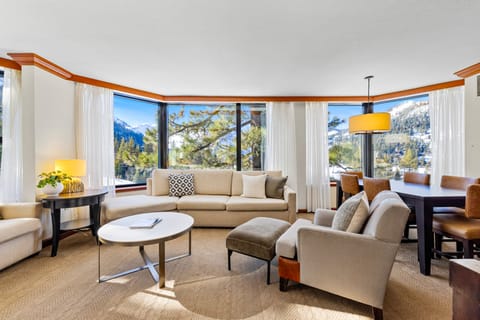 1BR Corner King Suite w/ Pool, Hot Tub & Golf Apartment in Palisades Tahoe (Olympic Valley)