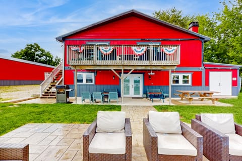 Waterfront Fun! Group Getaway on Lake Marie House in Illinois