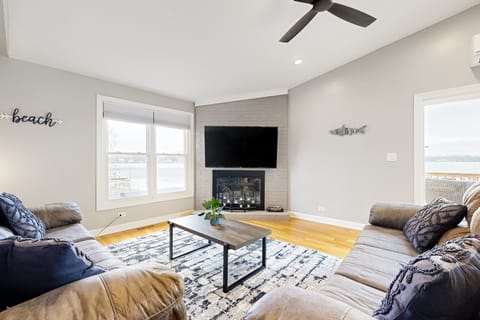 Waterfront Fun! Group Getaway on Lake Marie House in Illinois