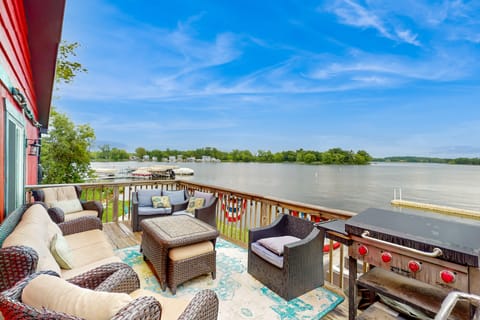 Waterfront Fun! Group Getaway on Lake Marie House in Illinois