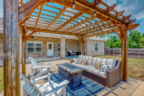 7 Mi to Emerald Coast Zoo! Poolside Paradise House in Alabama