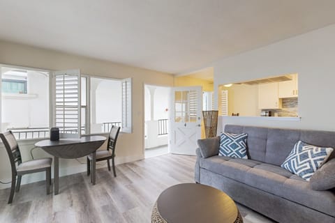 1BR Ocean-View Apt - Walk to Beach, Shops & Pier Apartment in San Clemente