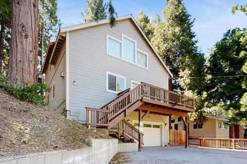 3BR Cabin w/ Grill & Fireplace - Near Hiking House in Running Springs