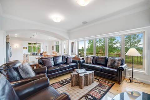 Fun w/ Family! Mtn-View Gem w/ Deck in Driggs House in Driggs