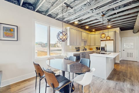 Walkable Gem! Dtwn Chattanooga Base w/ Balcony Apartment in Chattanooga