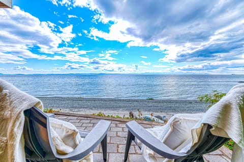 Beachfront Studio w/ Lovely Views, Private Patio Apartment in Point Roberts