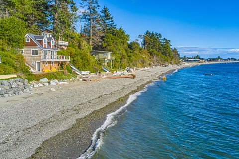 Beachfront Studio w/ Lovely Views, Private Patio Apartment in Point Roberts