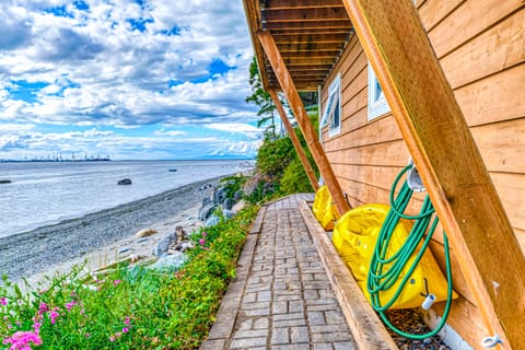 Beachfront Studio w/ Lovely Views, Private Patio Apartment in Point Roberts