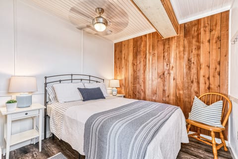 Beachfront Studio w/ Lovely Views, Private Patio Apartment in Point Roberts