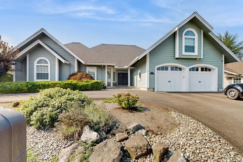 Patio & On-Site Fishing! Plummer Lake Escape House in Washington