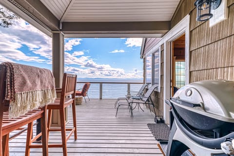 2BR Beachfront Cottage w/ Grill & Expansive Deck House in Point Roberts
