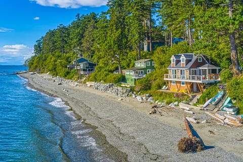 2BR Beachfront Cottage w/ Grill & Expansive Deck House in Point Roberts