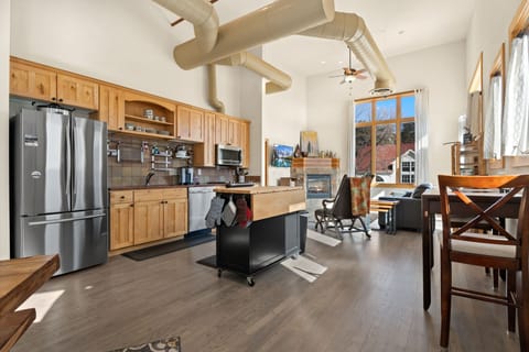 Spacious Dtwn Estes Park Loft Condo: 4 Mi to RMNP Apartment in Estes Park