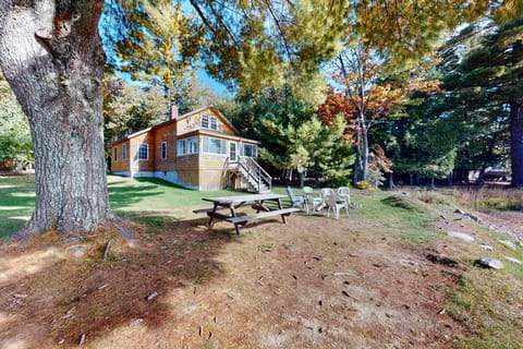 3BR Lakefront Dog-Friendly w/ Dock House in Penobscot