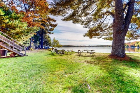 3BR Lakefront Dog-Friendly w/ Dock House in Penobscot