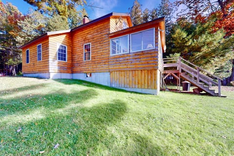 3BR Lakefront Dog-Friendly w/ Dock House in Penobscot