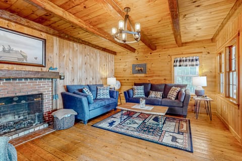 3BR Lakefront Dog-Friendly w/ Dock House in Penobscot