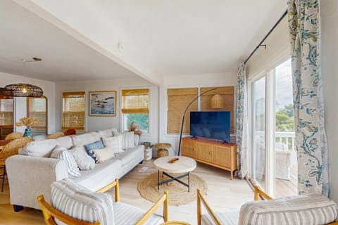 Steps to Sea & Sand! Top-Floor Surf City Retreat House in Surf City