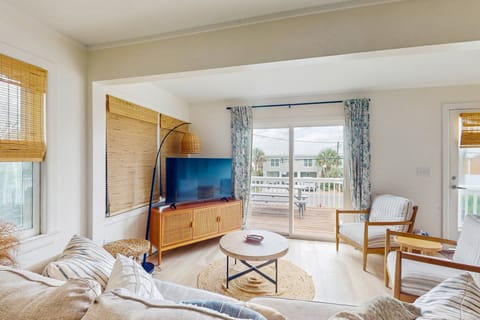 Steps to Sea & Sand! Top-Floor Surf City Retreat House in Surf City