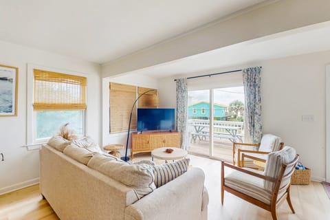 Steps to Sea & Sand! Top-Floor Surf City Retreat House in Surf City