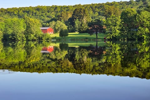Hot Tub, Dock, Pool Table! Lakefront Poconos Haven House in Luzerne County