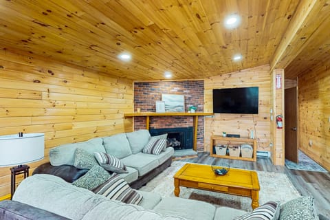 Hot Tub, Dock, Pool Table! Lakefront Poconos Haven House in Luzerne County