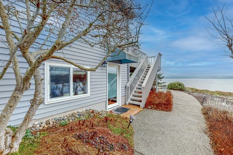 Stunning Sunsets! Camano Retreat, Close to Beaches Apartment in Camano Island