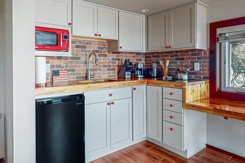 Stunning Sunsets! Camano Retreat, Close to Beaches Apartment in Camano Island