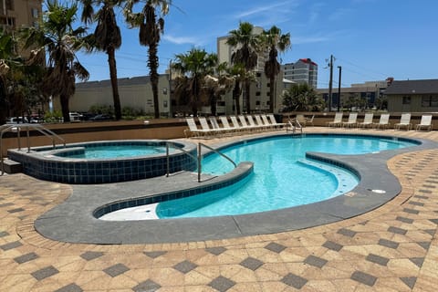 Walk to Beach: Gulf Shores Getaway w/ Pool Access! Apartment in West Beach