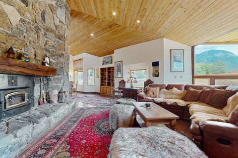 Spacious Home w/ Pool & Hot Tub in Arroyo Seco! House in New Mexico