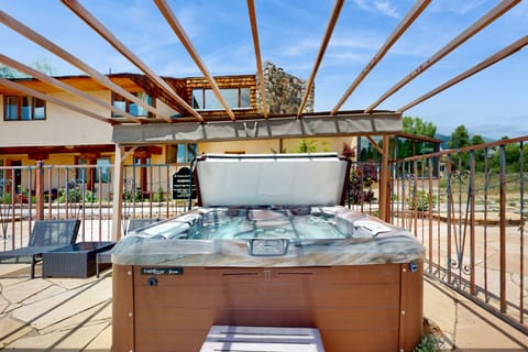 Spacious Home w/ Pool & Hot Tub in Arroyo Seco! House in New Mexico