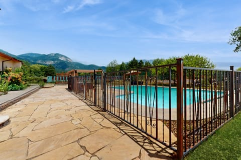 Spacious Home w/ Pool & Hot Tub in Arroyo Seco! House in New Mexico