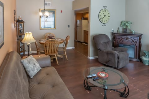 1 BR Home w/ Jetted Tub & Cozy Living Room Apartment in Pigeon Forge