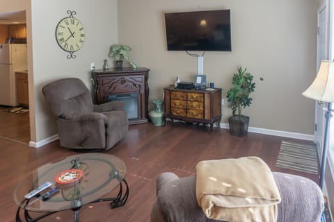 1 BR Home w/ Jetted Tub & Cozy Living Room Apartment in Pigeon Forge