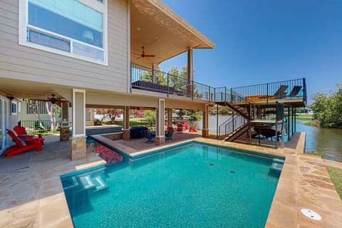 Luxurious Retreat on Lake LBJ: Pool, Hot Tub, Dock House in Granite Shoals