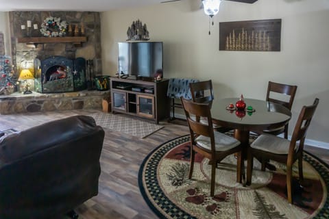 2 BR Home w/ Private Balcony & Mountain Views Apartment in Pigeon Forge