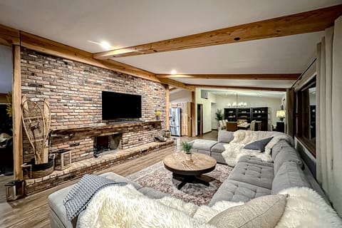 4 BR Lakefront Home w/ Dock & Fireplace House in Washington