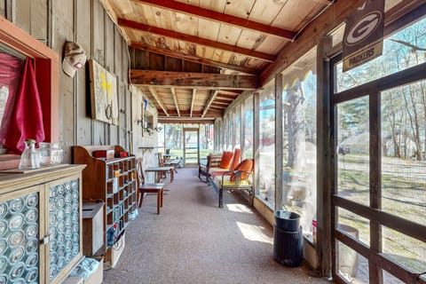 3BR Lakefront Cottage w/ Antique Finishes & Pier House in Wisconsin