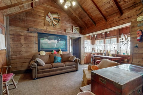 3BR Lakefront Cottage w/ Antique Finishes & Pier House in Wisconsin